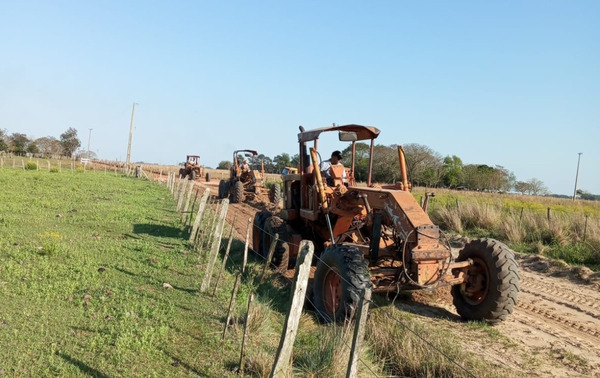 Prosiguen tareas para mejorar los caminos vecinales en Ñeembucú - .::Agencia IP::.