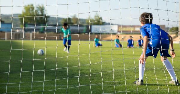 La Nación / Suspenden competencias de escuelas de fútbol