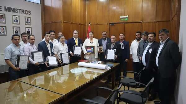 Oficializan pedido para asfaltar caminos en Alto Paraguay - Noticias del Chaco - ABC Color