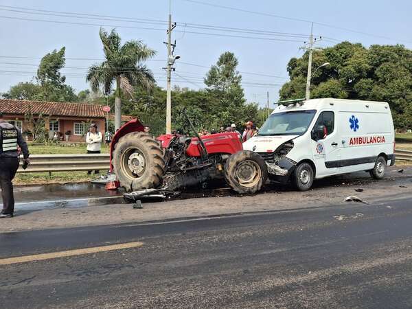 Video: un fallecido en choque entre ambulancia, tractor y bus - Policiales - ABC Color