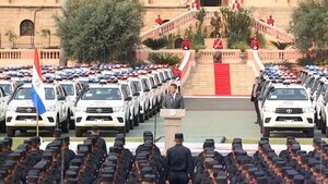Peña dota de vehículos y equipos a la Policía para "no mirar al crimen organizado desde la gradería"