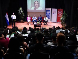 Mesa redonda con juventudes "Los partidos políticos y las oportunidades para una nueva generación de liderazgos democráticos" se cumplió en la UNAE