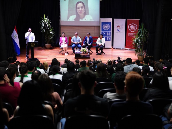 Mesa redonda con juventudes "Los partidos políticos y las oportunidades para una nueva generación de liderazgos democráticos" se cumplió en la UNAE