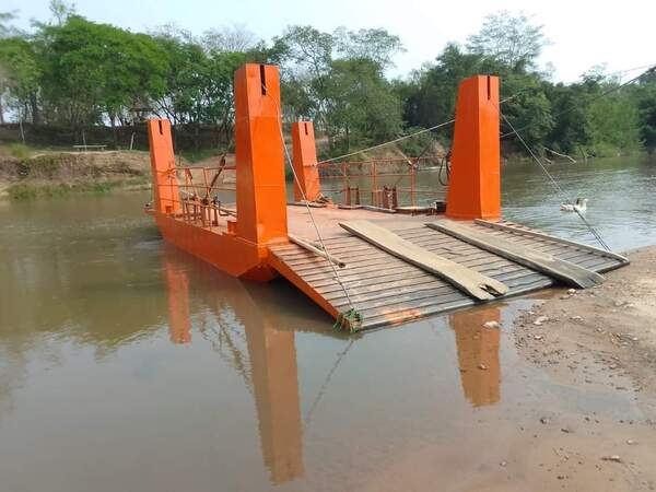 Balsa sobre el Río Apa en San Carlos está reparada