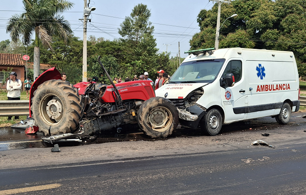 Un fallecido en choque entre ambulancia, tractor y bus - Noticiero Paraguay