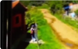 (VIDEO) Doña ingresó en pleno día a una casa y se llevó 2 palos