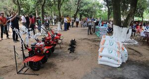Ministerio de Agricultura entregó implementos y semillas por casi G. 700 millones en Caazapá - .::Agencia IP::.