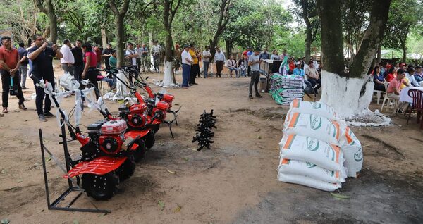 Ministerio de Agricultura entregó implementos y semillas por casi G. 700 millones en Caazapá - .::Agencia IP::.
