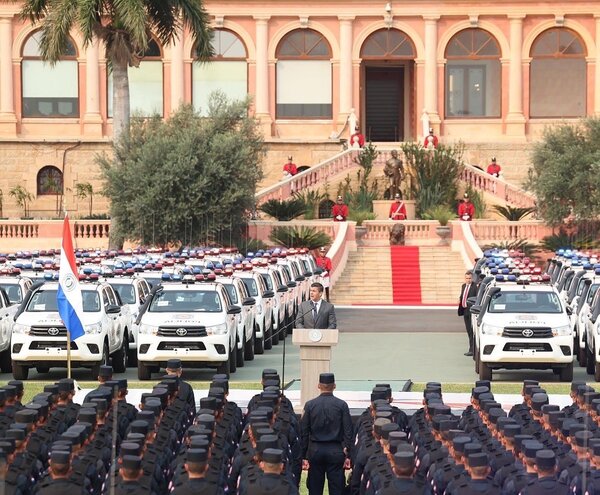 Gobierno entregó equipos de seguridad a la Policía Nacional - trece