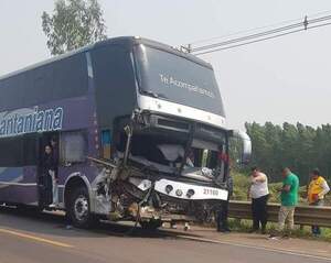 Tractor salió al paso de un colectivo larga distancia y ocasionó accidente fatal