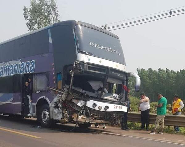 Tractor salió al paso de un colectivo larga distancia y ocasionó accidente fatal