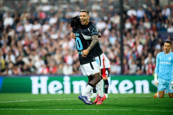 Versus / Bayer Leverkusen golea en Países Bajos al Feyenoord