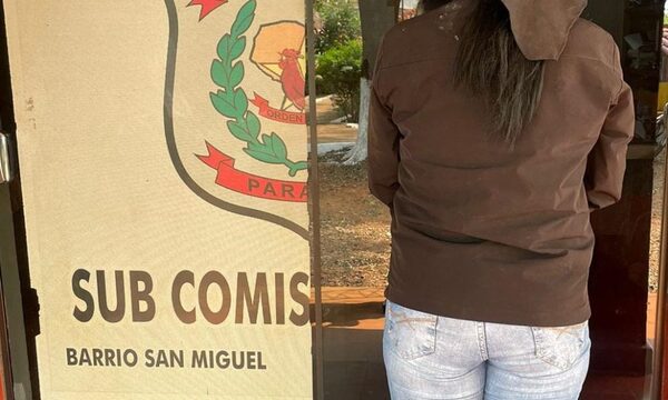 Detienen a mujer con orden de captura