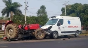Triple choque entre bus, tractor y ambulancia deja un fallecido en Arroyo y Esteros