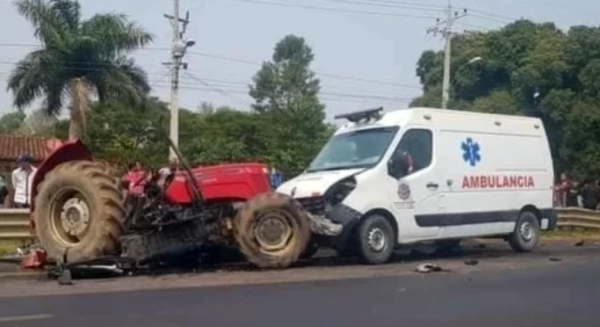 Triple choque entre bus, tractor y ambulancia deja un fallecido en Arroyo y Esteros