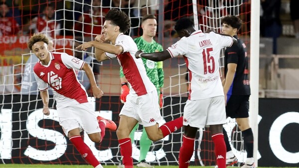 Un Barcelona con diez debuta con derrota en la Champions