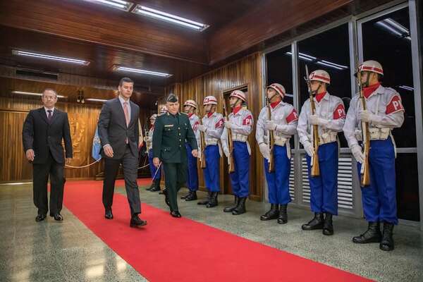 Peña renueva el cuadro de autoridades de las Fuerzas Armadas - Política - ABC Color