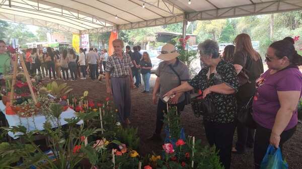 Inauguran la séptima edición de la expoferia Yvoty Rape con promesa de la ministra de la Mujer en promover el trabajo de los viveristas - Nacionales - ABC Color