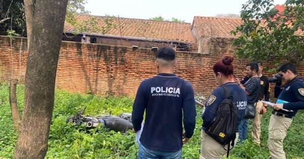 Diario HOY | En un patio baldío, hallan moto utilizada por los presuntos sicarios en Capiatá
