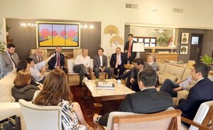 Senadores de todas las bancadas se reunieron con el presidente Santiago Peña