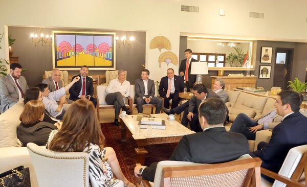 Senadores de todas las bancadas se reunieron con el presidente Santiago Peña