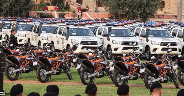 La Nación / La Policía Nacional recibe equipos, 250 patrulleras y 100 motocicletas