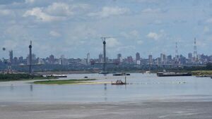 Nuevo récord de bajante del río mientras esperan lluvias