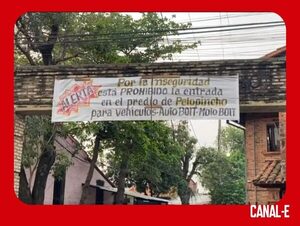 VECINOS AVISAN A CONDUCTORES QUE EL BARRIO ES PELIGROSO