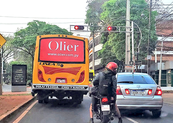 “Bus chatarra” quedó varado en medio de avenida en horario pico - La Clave