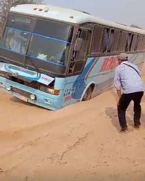 Video: pésimos caminos “tragan” buses en la zona del Pilcomayo y pobladores reclaman arreglos viales - Noticias del Chaco - ABC Color