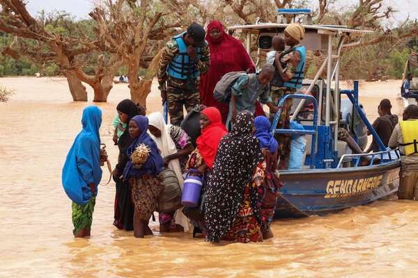 Inundaciones en Níger afectan a 842.000 personas y obligan a retrasar el curso escolar - Mundo - ABC Color