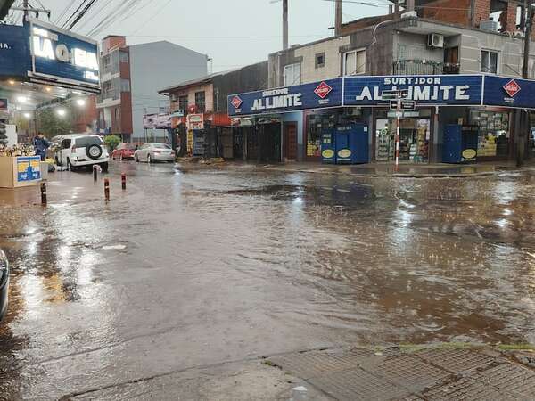 Video: intensas lluvias provocan raudales en puntos críticos del microcentro de Encarnación - Clima - ABC Color