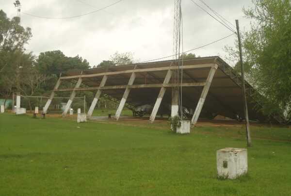 Tinglado de un club deportivo destrozado por viento huracanado en San José de los Arroyos - Noticiero Paraguay