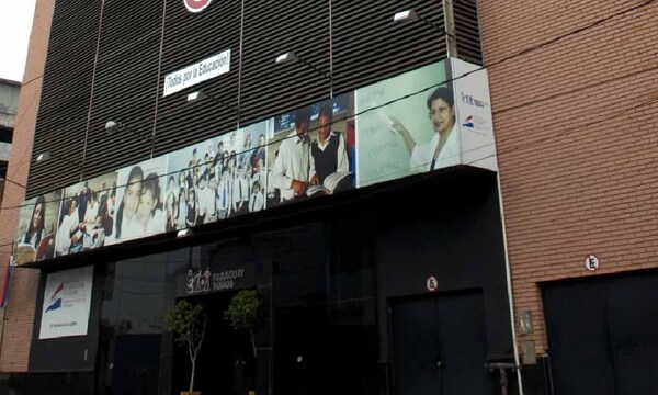 Docentes se manifiestan frente al MEC para exigir confirmación en sus cargos – Prensa 5