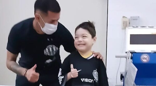 [VIDEO] ¡Derlis González llevó un alegrón al pequeño Milán!