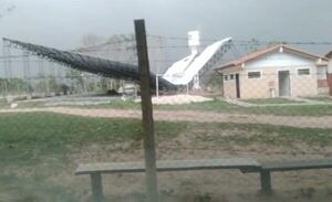 Fuerte temporal derrumbó un tinglado en construcción en la escuela y colegio de Cecilio Báez - Nacionales - ABC Color