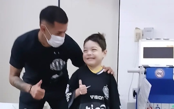Derlis González llevó alegría a Milan, el pequeño conectado a un corazón artificial - trece