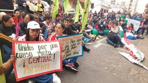 Protestan y exigen que MEC gestione concurso para nombrar a 3000 maestros interinos - Nacionales - ABC Color