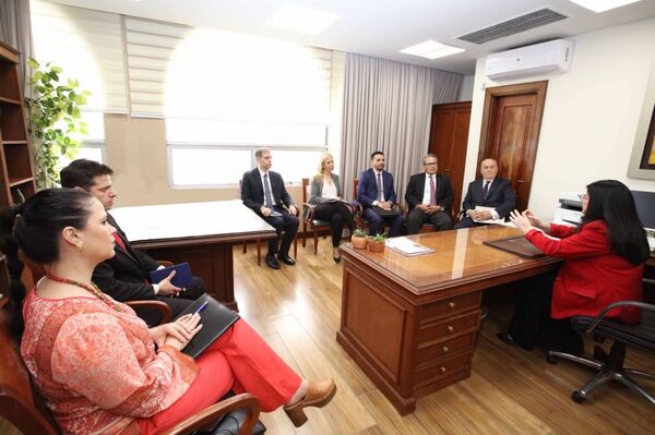 Ministra Llanes presidió reunión con representantes de Seprelad y FMI