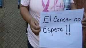 Desesperada y única salida de la madre de un niño con cáncer
