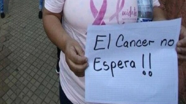 Desesperada y única salida de la madre de un niño con cáncer
