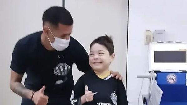 Derlis González sorprendió al pequeño Milan en el hospital