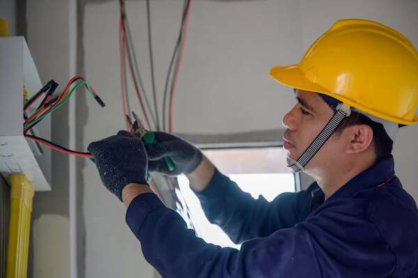 Electricistas en Paraguay: 6.000 profesionales activos y una demanda creciente - Economía - ABC Color