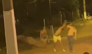 (VIDEO) Tatachos se repartieron puños por el amor de una mujer: Uno terminó inconsciente