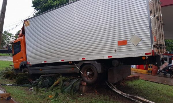Accidente de tránsito en Hernandarias deja daños materiales