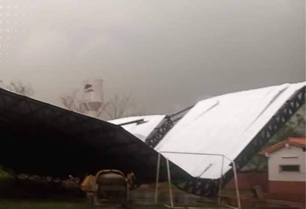 Estudiantes se salvaron por un pelito: Tinglado cayó debido a temporal