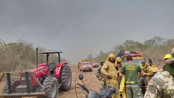 Video: cambio de viento casi deja en medio del incendio a bomberos en Chovoreca - Noticias del Chaco - ABC Color