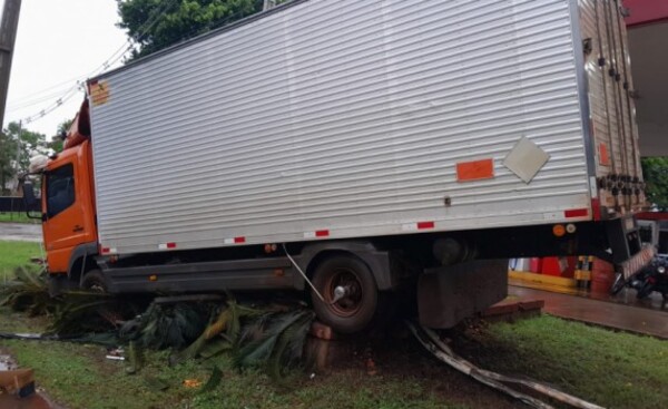 Camionero chocó contra un cartel publicitario de un surtidor