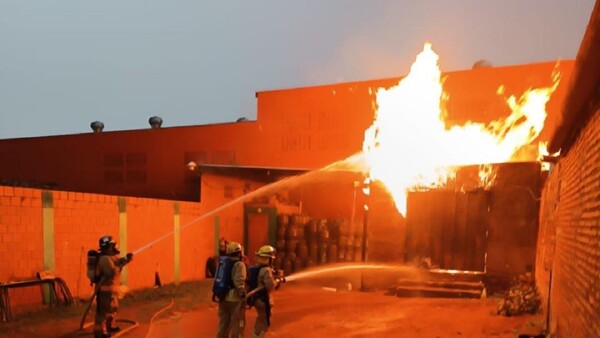 Video: Incendio y explosiones en depósito de garrafas de Caacupé