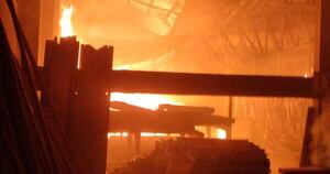 Diario HOY | Caacupé: se incendia un depósito de gas frente a la terminal de buses